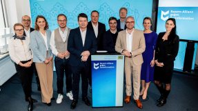 Gruppenfoto von elf Personen, die vor einem blauen Hintergrund mit dem Logo 'Bayern-Allianz gegen Desinformation' stehen. Die Gruppe besteht aus Männern und Frauen in formeller und halbformeller Kleidung, die sich um ein Rednerpult versammelt haben. Gruppenfoto von elf Personen, die vor einem blauen Hintergrund mit dem Logo 'Bayern-Allianz gegen Desinformation' stehen. Die Gruppe besteht aus Männern und Frauen in formeller und halbformeller Kleidung, die sich um ein Rednerpult versammelt haben.